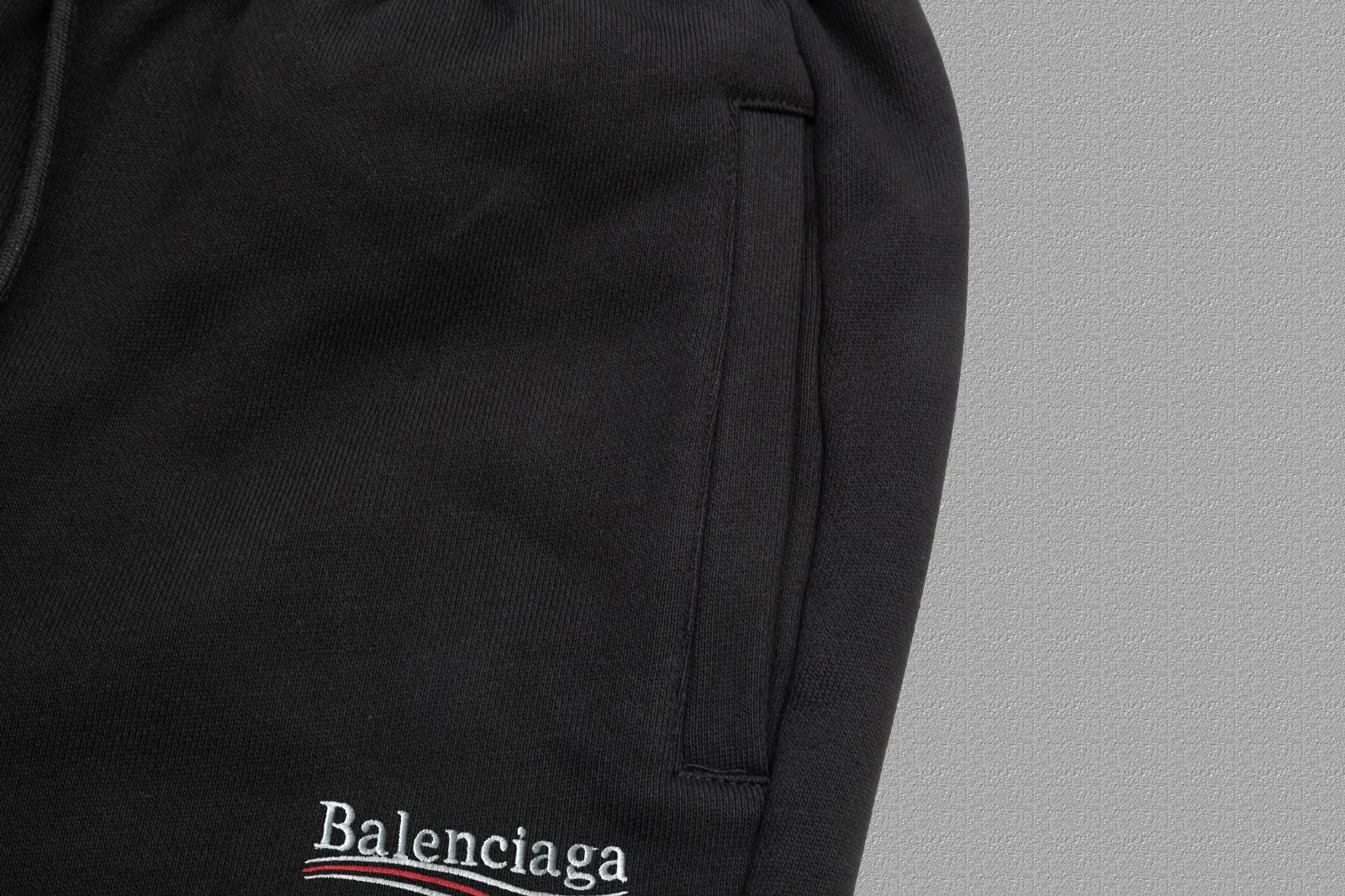 ✨🔥 [balenciaga] Paris Coca-Cola Classic sweatpants Hot Sale customized 460g active version of pure cotton fabric using three-dimensional embroidery technology, three-dimensional clearly visible, comfortable and textured fabric trousers Sizes: S-XL Color: black